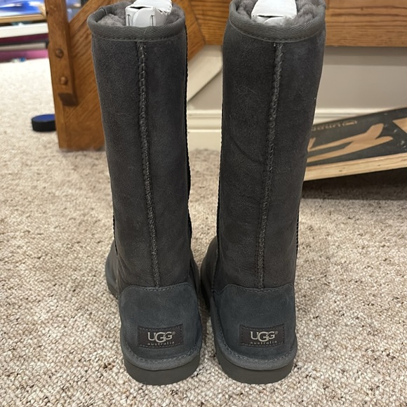 UGG classic tall size 6 brand new with box - Picture 4 of 5